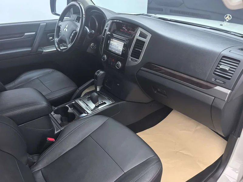 Mitsubishi Pajero (Imported) — фото 12