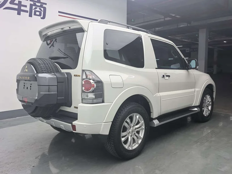 Mitsubishi Pajero (Imported) — фото 16