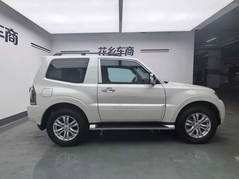 Mitsubishi Pajero (Imported) — фото 18