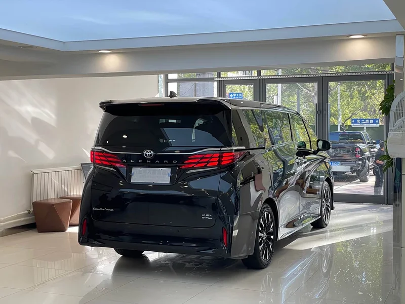 Toyota Alphard — фото 35