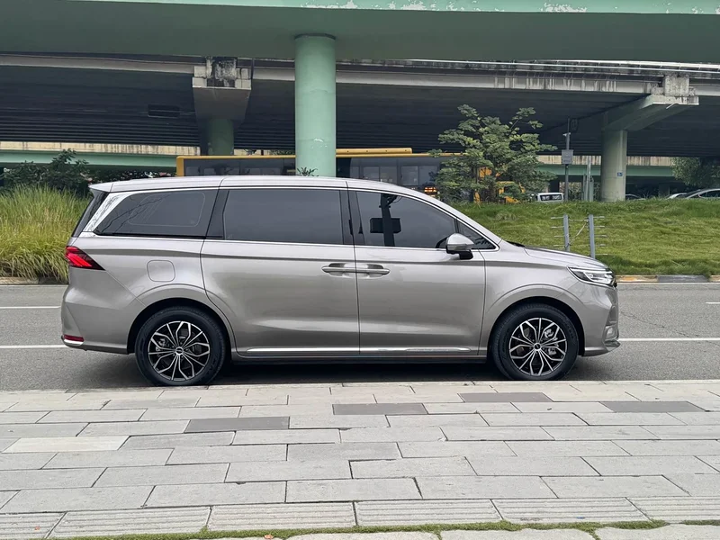 Roewe iMAX8 New Energy — фото 4