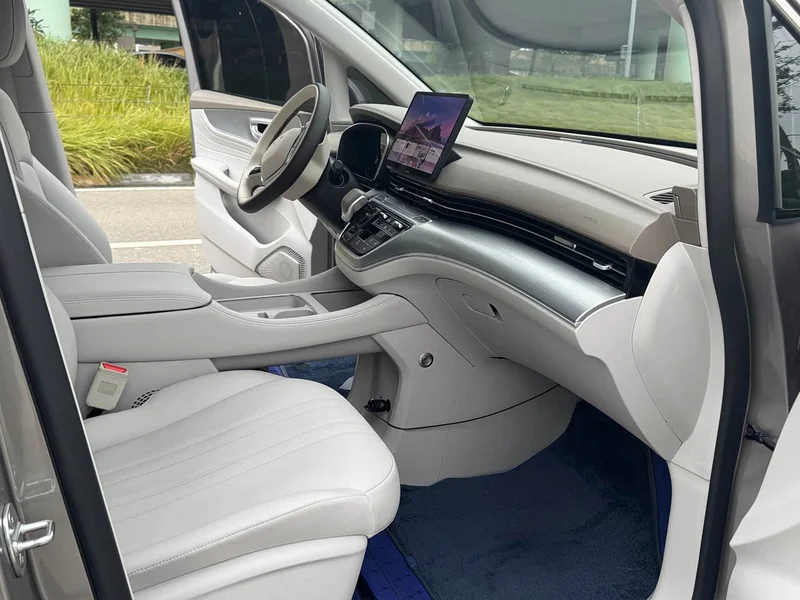 Roewe iMAX8 New Energy — фото 9