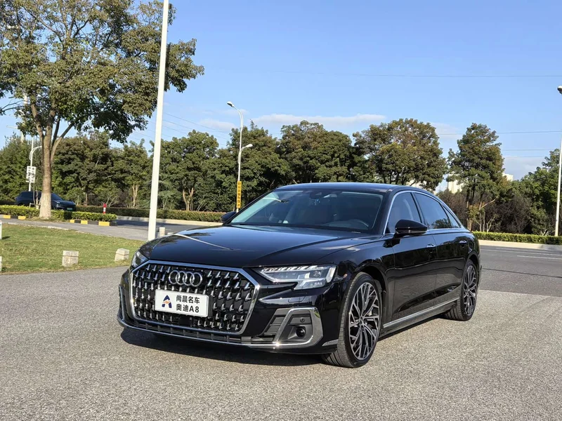 Audi A8 — фото 1
