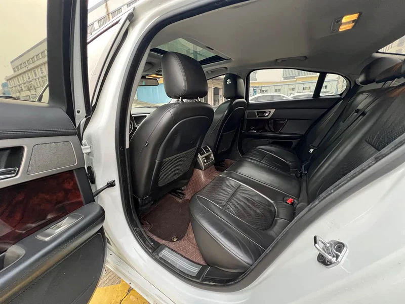 Jaguar XF — фото 13
