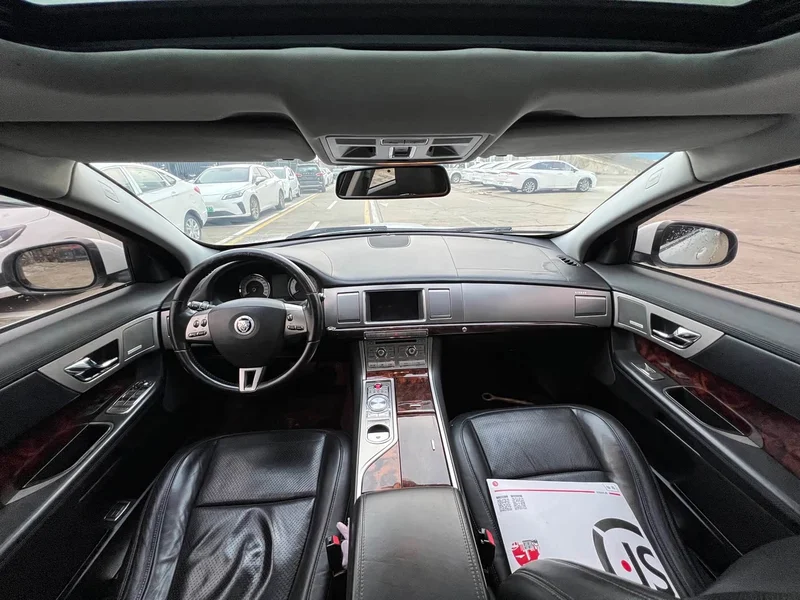 Jaguar XF — фото 16