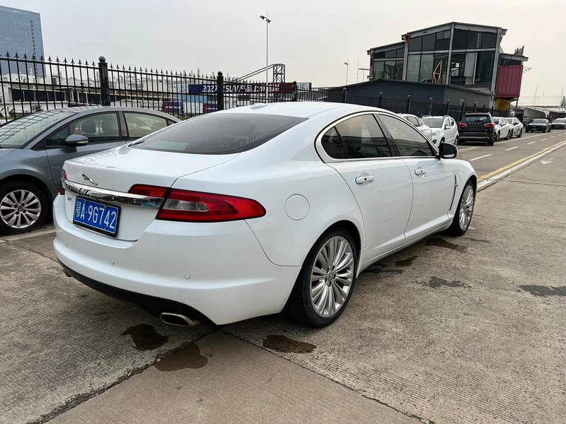 Jaguar XF — фото 17