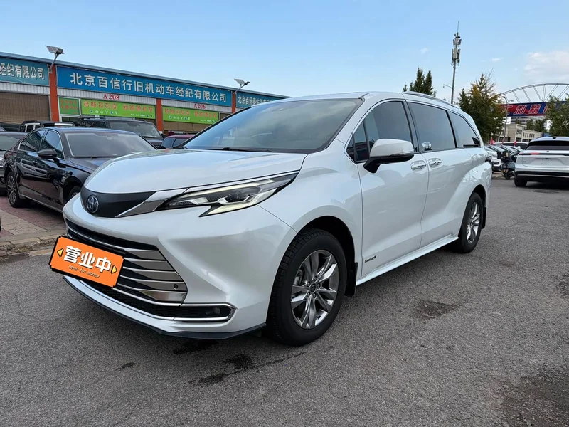 Toyota Sienna — фото 1
