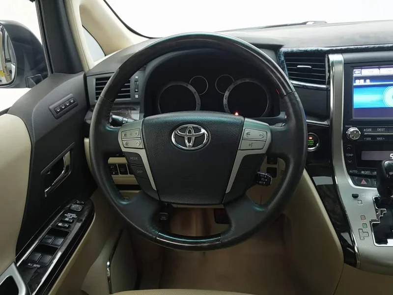 Toyota Alphard — фото 11