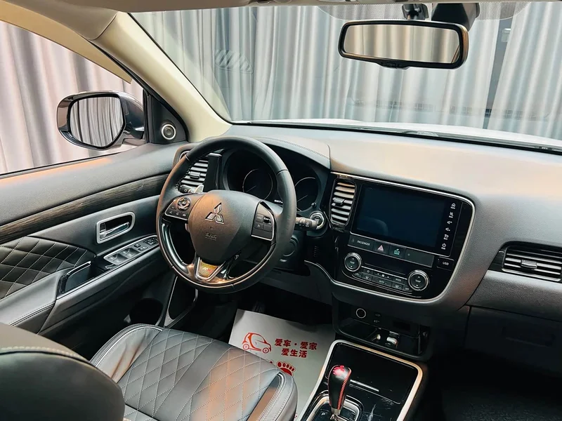 Mitsubishi Outlander — фото 14