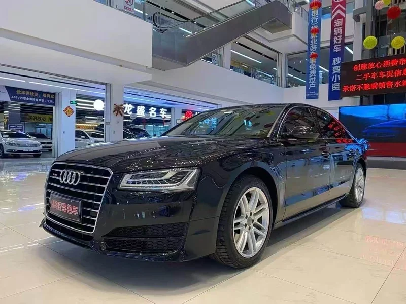 Audi A8 — фото 1