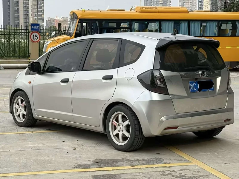 Honda Fit — фото 7
