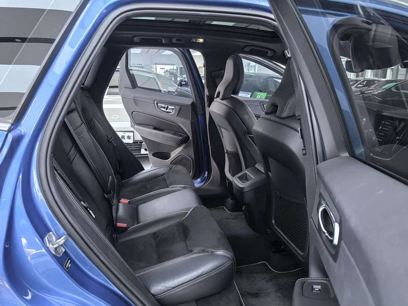 Volvo XC60 — фото 11
