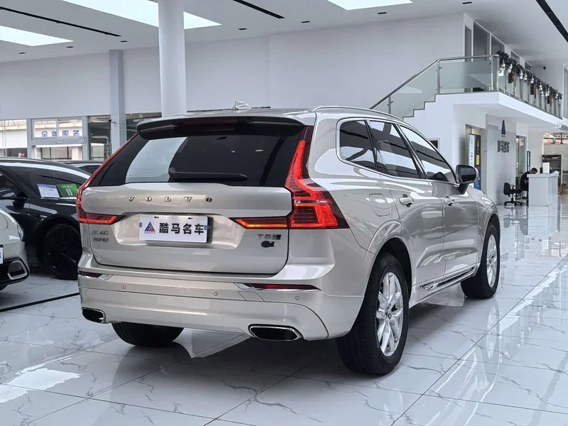 Volvo XC60 — фото 12