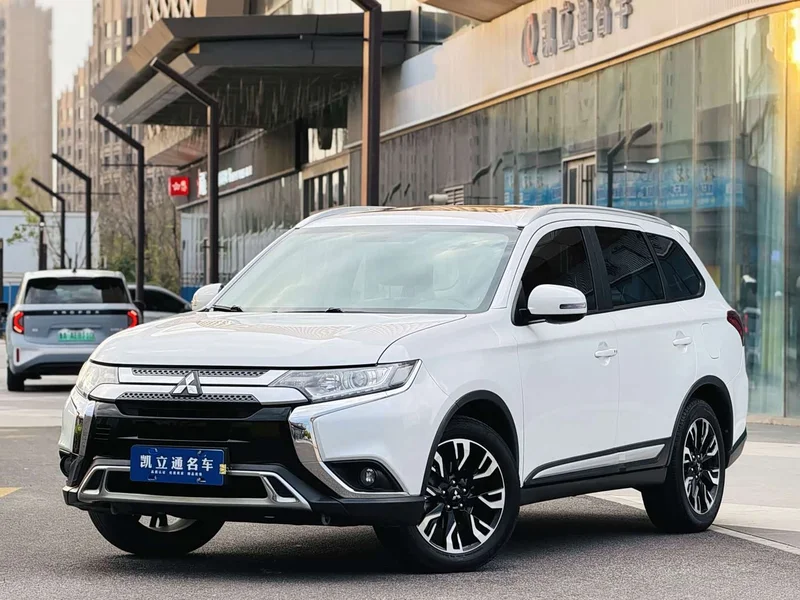 Mitsubishi Outlander — фото 1
