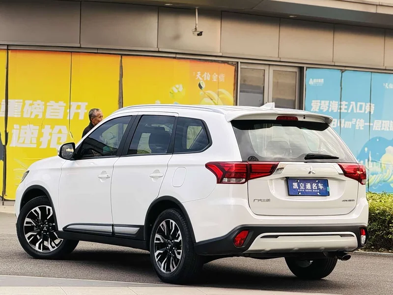 Mitsubishi Outlander — фото 3
