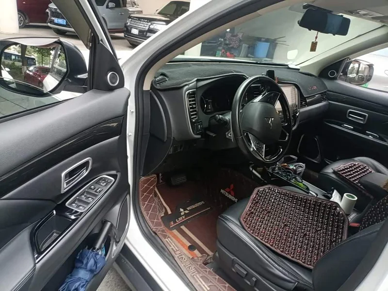 Mitsubishi Outlander — фото 12