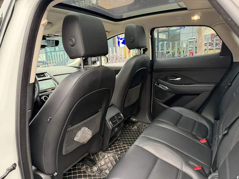 Jaguar E-PACE — фото 11