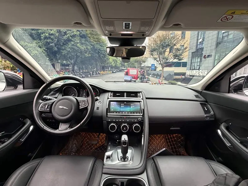 Jaguar E-PACE — фото 13