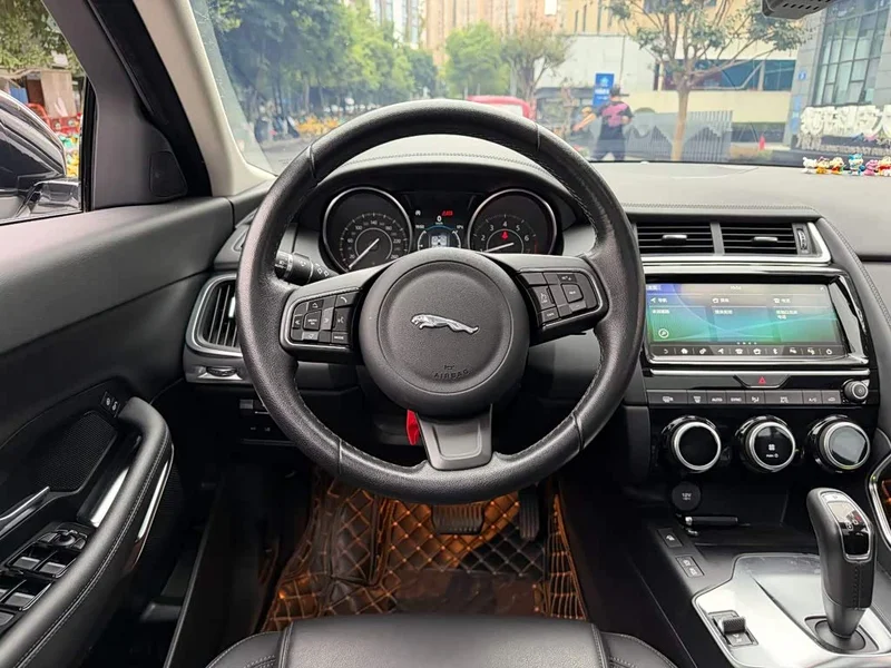 Jaguar E-PACE — фото 14