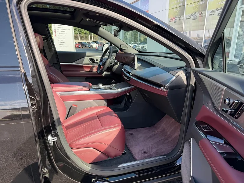 Cadillac XT5 — фото 20