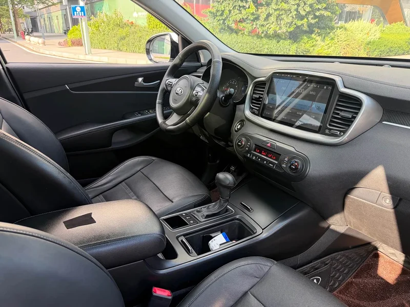 Kia Sorento — фото 11