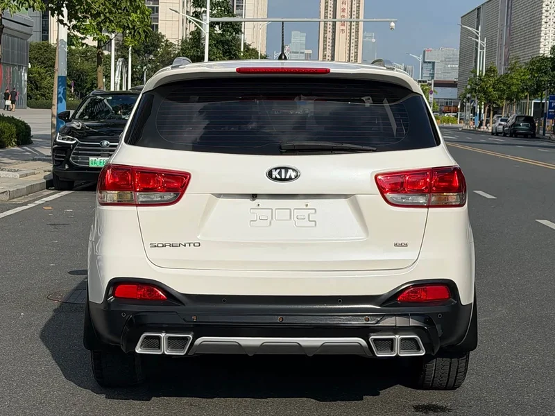 Kia Sorento — фото 5