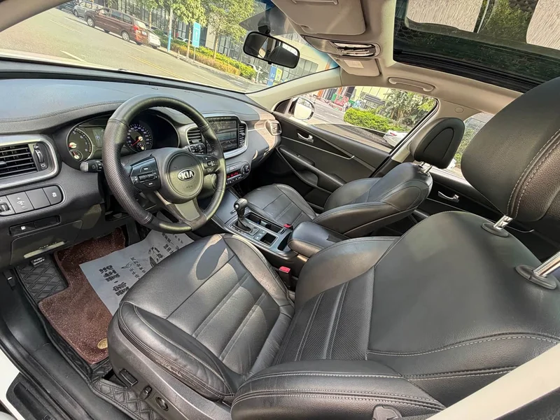 Kia Sorento — фото 7