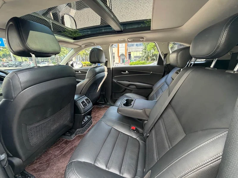 Kia Sorento — фото 8