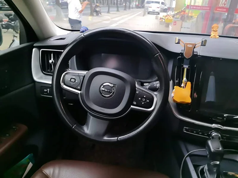 Volvo XC60 — фото 11