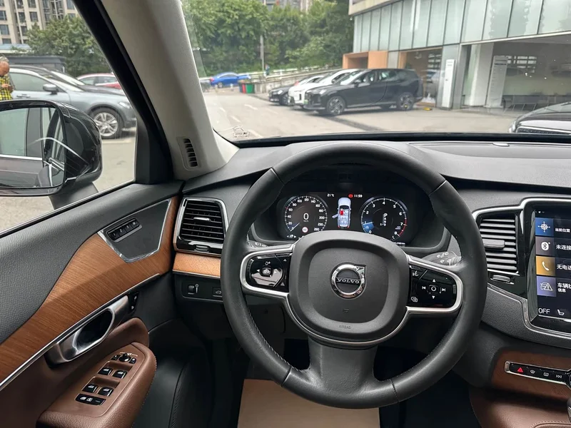 Volvo XC90 — фото 13
