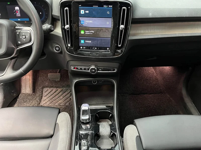 Volvo XC40 — фото 11