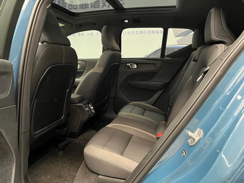 Volvo XC40 — фото 13
