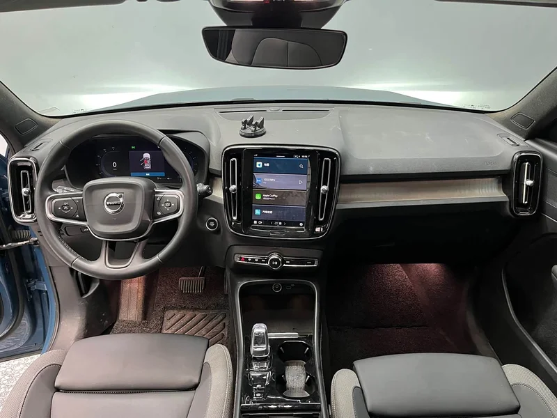 Volvo XC40 — фото 10
