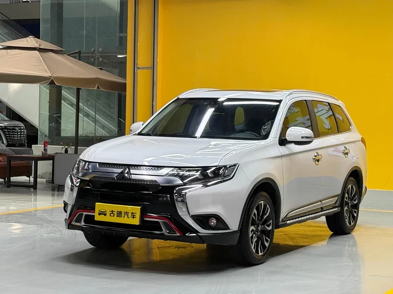 Mitsubishi Outlander — фото 1