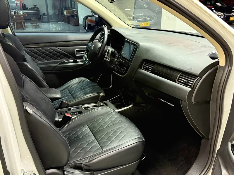 Mitsubishi Outlander — фото 11