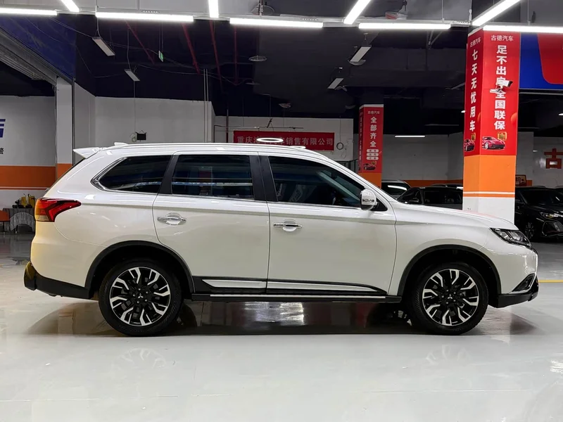 Mitsubishi Outlander — фото 4