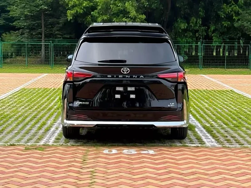 Toyota Sienna — фото 4