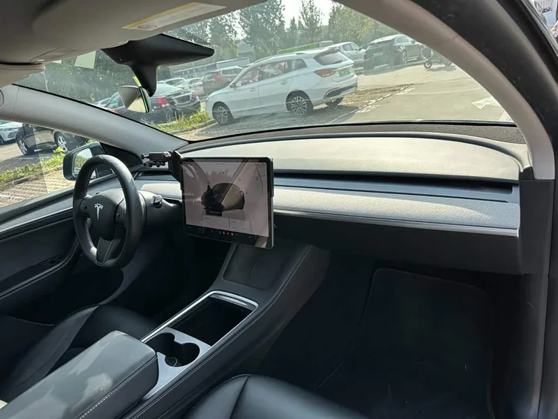 Tesla Model Y — фото 16