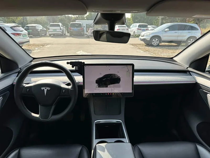 Tesla Model Y — фото 10