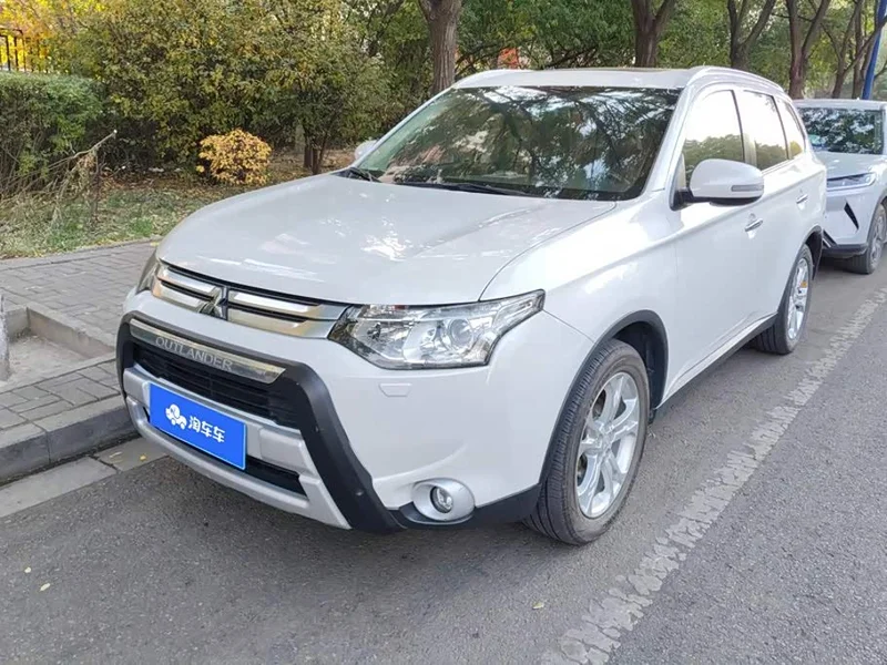 Mitsubishi Outlander — фото 1