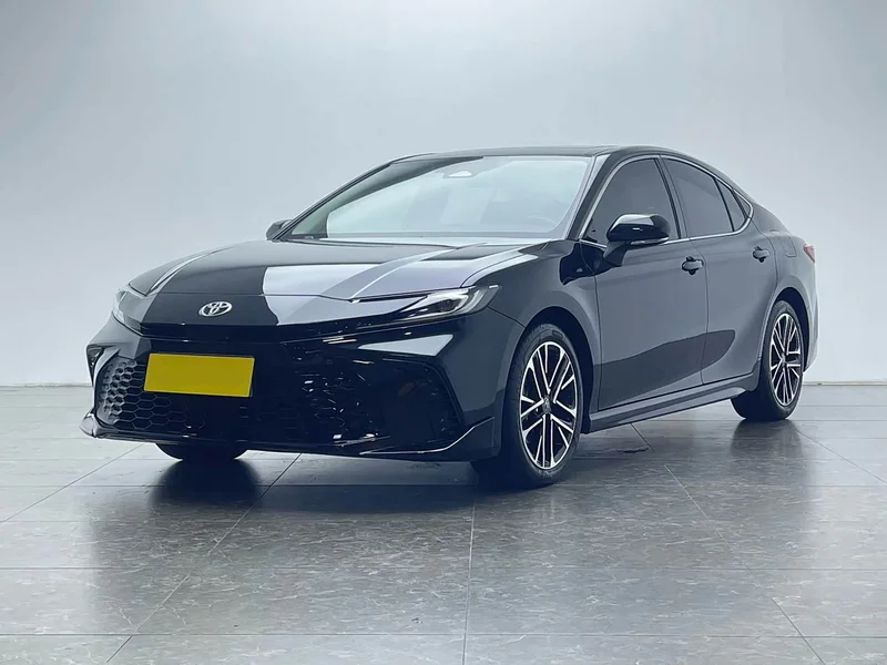 Toyota Camry — фото 1