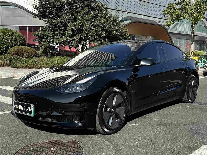 Tesla Model 3 — фото 1