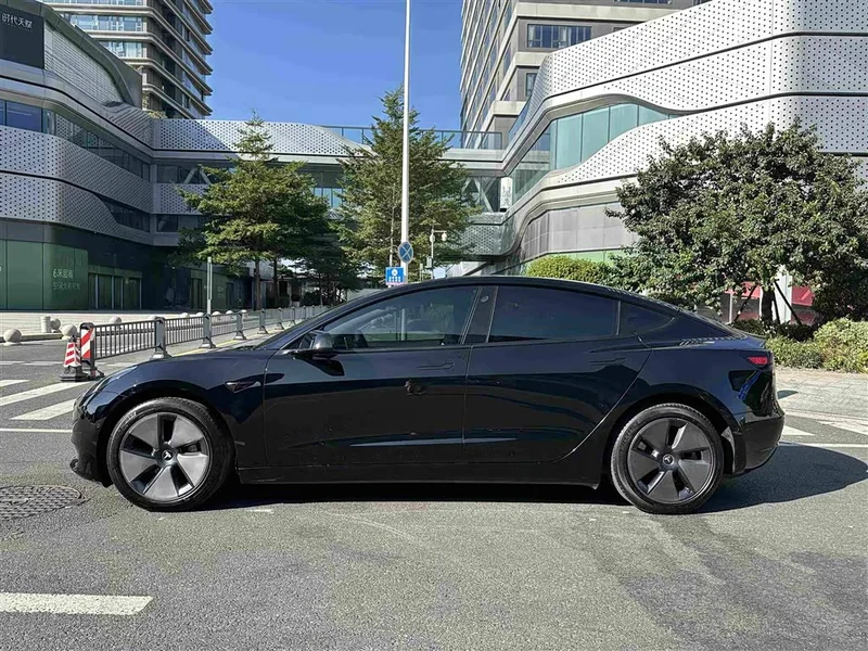 Tesla Model 3 — фото 10