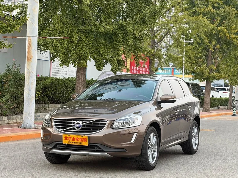 Volvo XC60 — фото 1