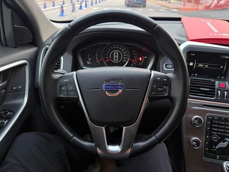 Volvo XC60 — фото 12