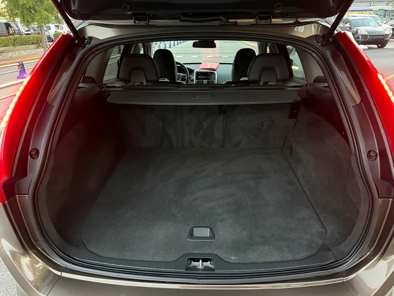 Volvo XC60 — фото 19