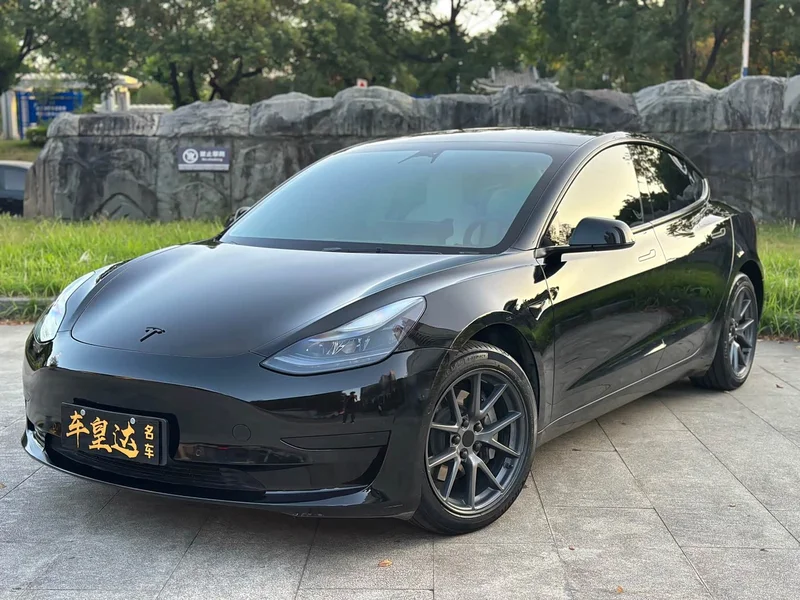 Tesla Model 3 — фото 1