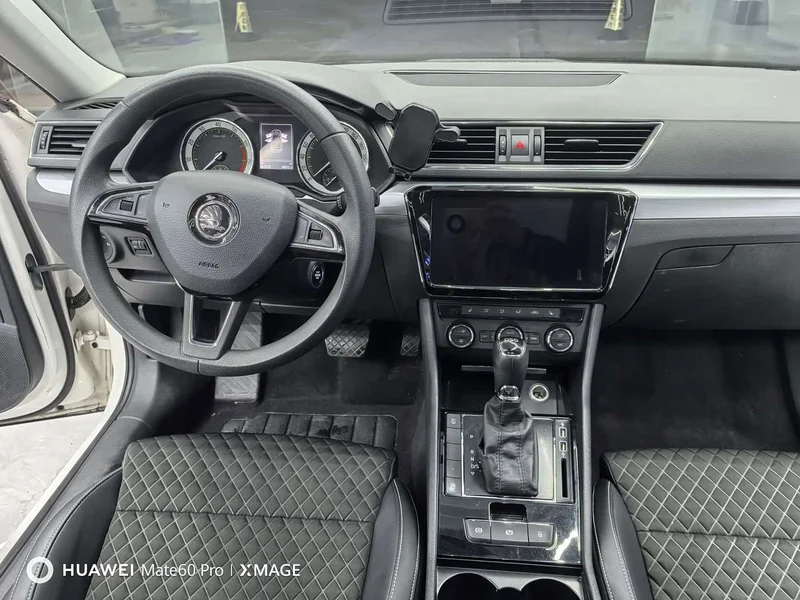 Skoda Superb — фото 12