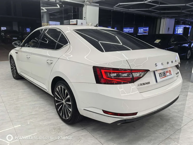 Skoda Superb — фото 17