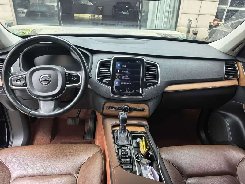 Volvo XC90 — фото 18
